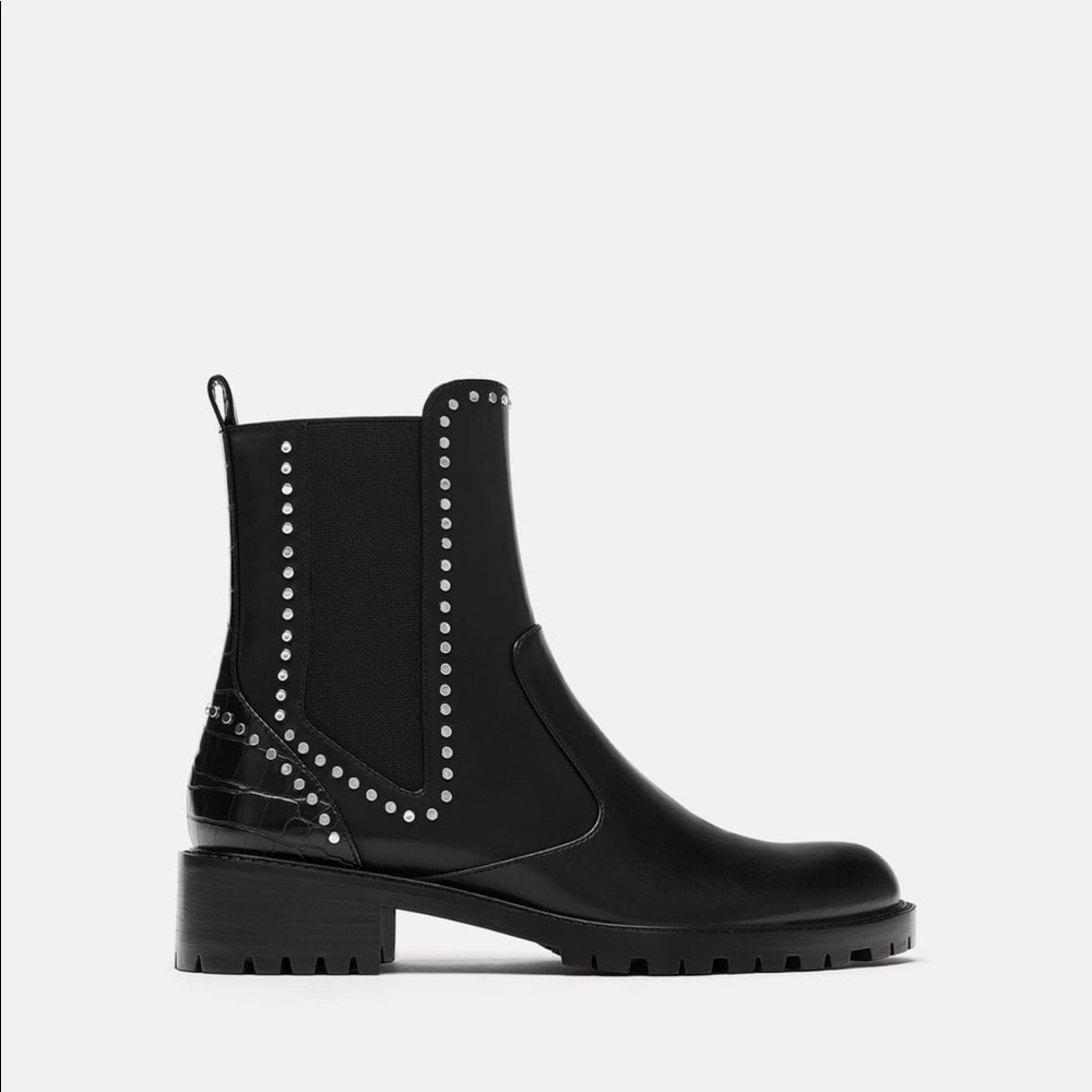 Flat ankle boots with studs